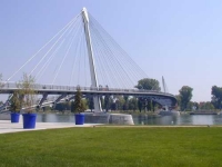 Die neue Rheinbrücke Kehl - Straßburg  wurde für die Landesgartenschau 2004 gebaut und war zuerst unter dem Namen "Mimram-Brücke" bekannt, heute heißt sie  offiziell "Passerelle".